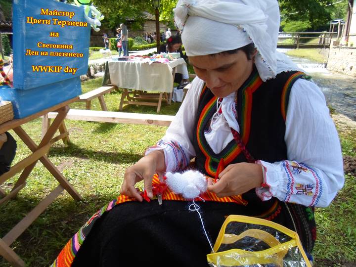 na-svetovniya-den-na-pleteneto-maistor-tzveti-terzieva-izplete-byal-galab-simvol-na-mira-po-sveta