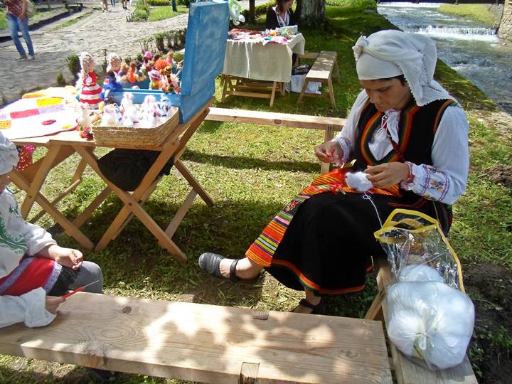 kreativnite-izdeliya-na-maistor-tzveti-terzieva-spiraha-posetiteli-na-svetovniya-den-na-pleteneto