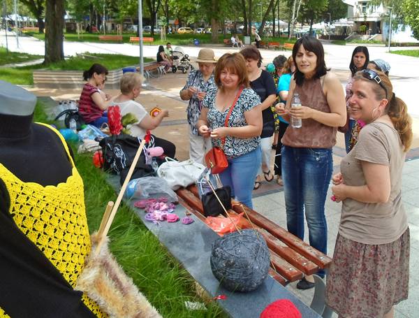 zhiva-manekenka-na-svetovniya-den-na-pleteneto-v-razgrad